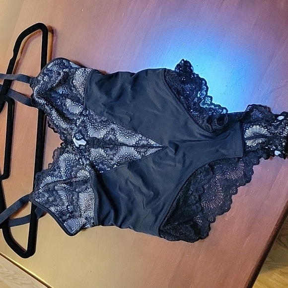 Never Worn Lace bodysuit - Picture 2 of 7